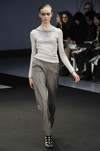 Sweater fino gris pantalon pinzado Roland Mouret
